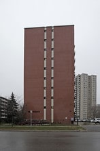 45 Paisley Blvd in Mississauga, ON - Building Photo - Building Photo