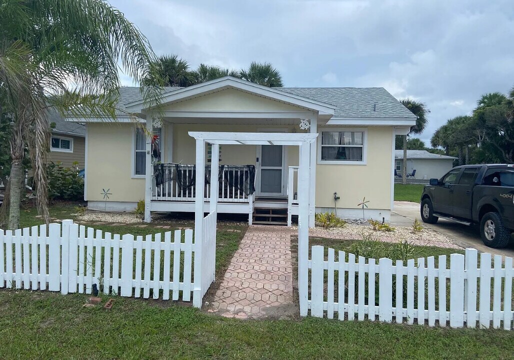 917 Locust St in New Smyrna Beach, FL - Building Photo