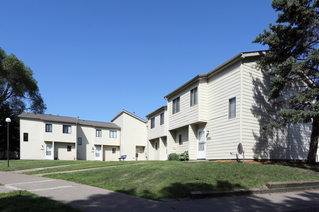 Victoria Townhomes in Brooklyn Center, MN - Building Photo