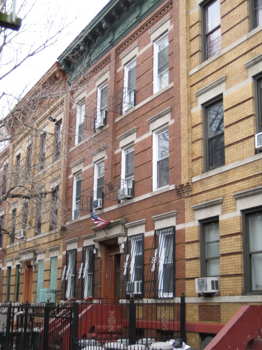 16-67 Palmetto St in Flushing, NY - Foto de edificio