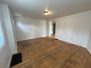 142 N Broad St in Grove City, PA - Building Photo - Building Photo