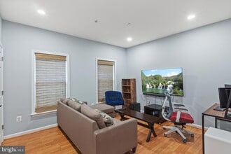 2500 Clairmont View Way in Silver Spring, MD - Foto de edificio - Building Photo