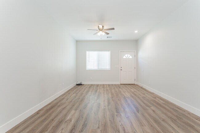 1701 S Dandelion St in Pahrump, NV - Foto de edificio - Building Photo