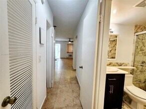455 Golden Isles Dr in Hallandale Beach, FL - Building Photo - Building Photo