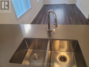151 Honeycrisp Cres in Vaughan, ON - Building Photo - Building Photo