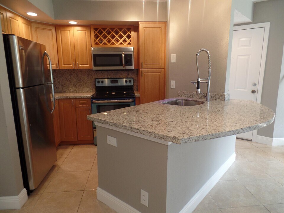 3350 Pinewalk Dr N in Margate, FL - Building Photo