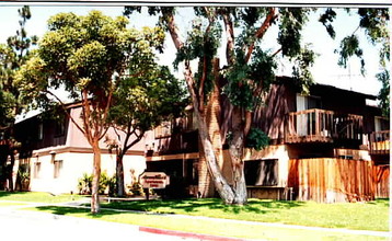 13251 Newland St in Garden Grove, CA - Foto de edificio - Building Photo