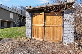 813 Bower Hill Rd in Bridgeville, PA - Foto de edificio - Building Photo