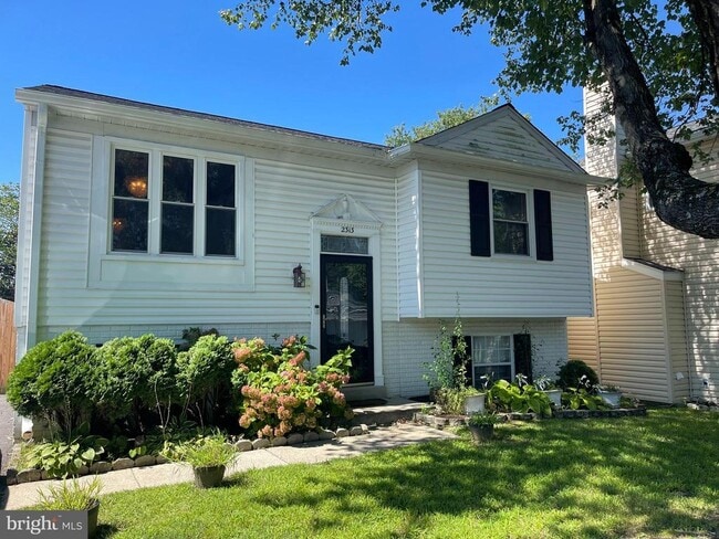 property at 2313 Westport Ln