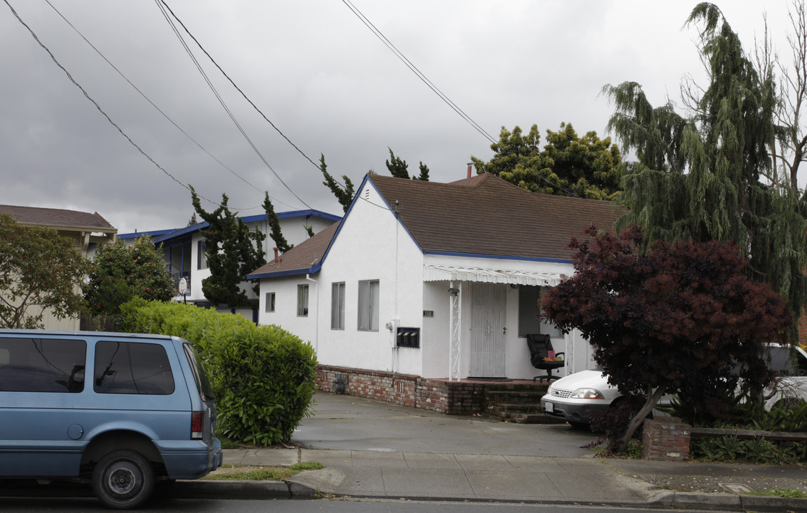 421-423A Meek Ave in Hayward, CA - Building Photo