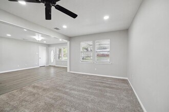 403 W Oak St in Highlands, TX - Building Photo - Building Photo
