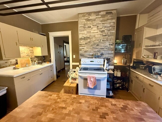 707 E Thomas St in Wausau, WI - Foto de edificio - Building Photo