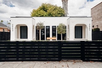 2401 S Dunsmuir Ave in Los Angeles, CA - Building Photo - Building Photo
