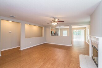 1071 Collinswood Dr W in Jacksonville, FL - Building Photo - Building Photo