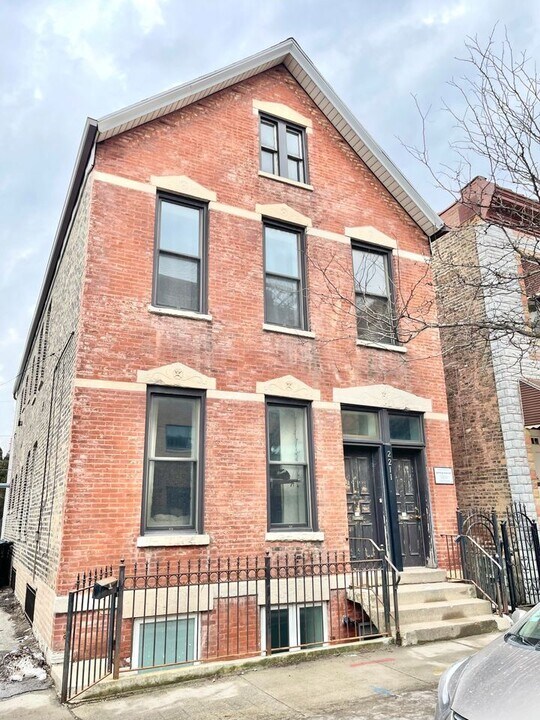 2211 W Armitage Ave in Chicago, IL - Building Photo