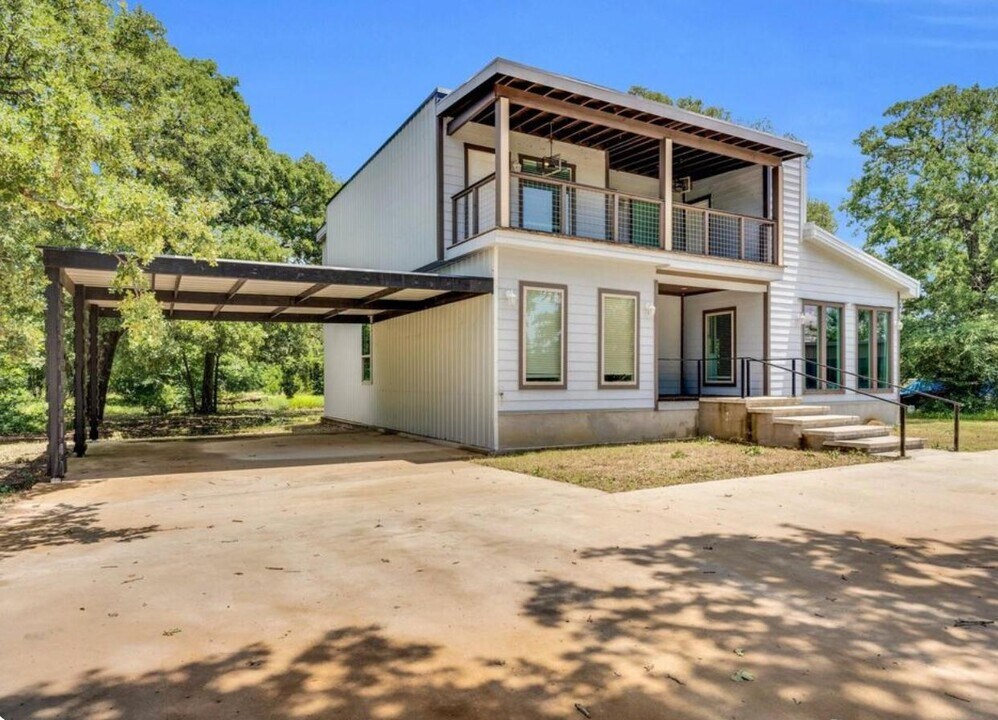 815 N Seven Points Blvd in Kemp, TX - Building Photo