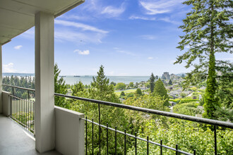 935 Marine Dr in West Vancouver, BC - Building Photo - Building Photo