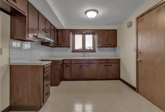 33 Rosemead Ln, Unit UPPER in Cheektowaga, NY - Foto de edificio - Building Photo