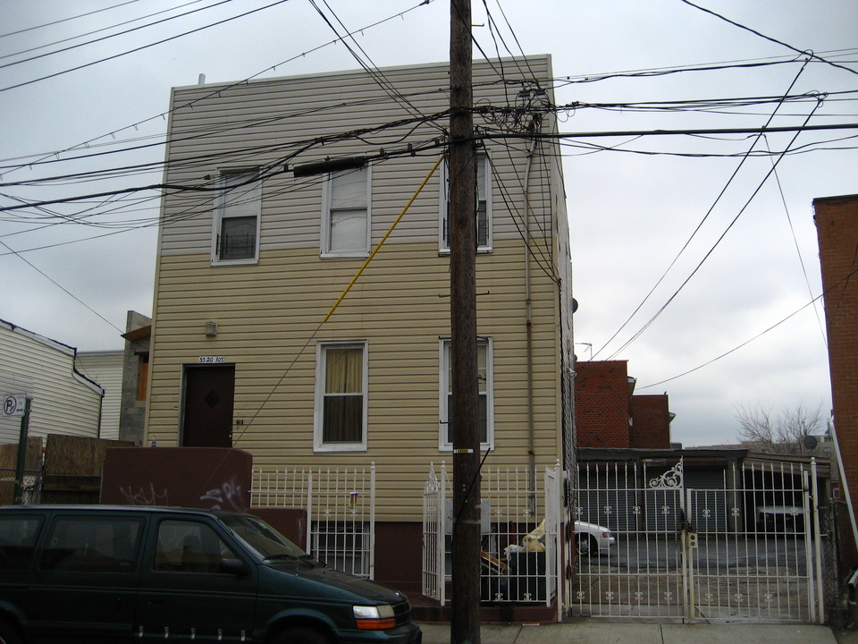 53-20 103rd St in Flushing, NY - Foto de edificio