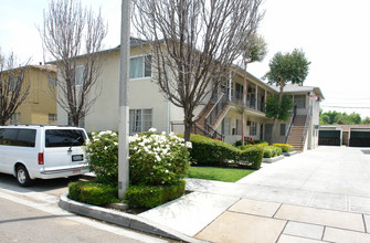 176 W Elmwood Ave in Burbank, CA - Building Photo - Building Photo