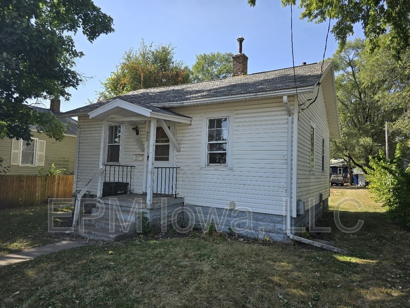 323 Idaho St in Waterloo, IA - Building Photo