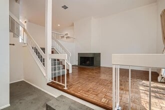 3253 Caminito Eastbluff in San Diego, CA - Foto de edificio - Building Photo
