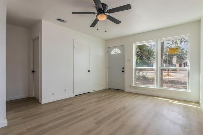 415 W Hutchins Pl in San Antonio, TX - Building Photo - Building Photo