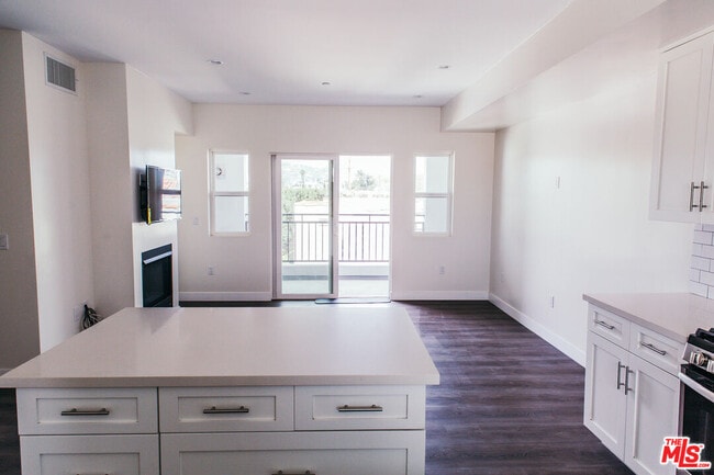 1431 S Sherbourne Dr in Los Angeles, CA - Building Photo - Building Photo