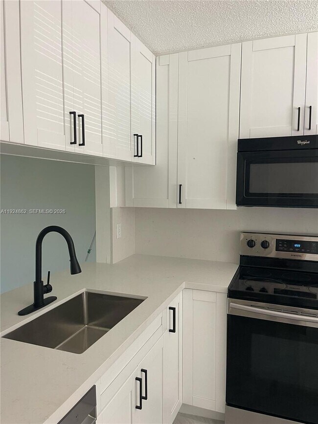 10357 NW 8th St in Pembroke Pines, FL - Building Photo - Building Photo