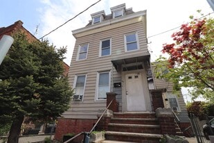 24 GRAY St in Jersey City, NJ - Building Photo
