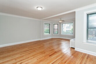 6911 S Paxton Ave in Chicago, IL - Building Photo - Building Photo