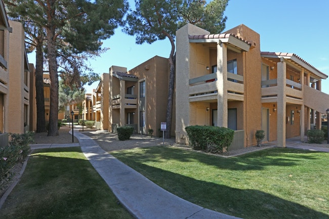 Lucera Apartments Homes in Mesa, AZ - Foto de edificio - Building Photo
