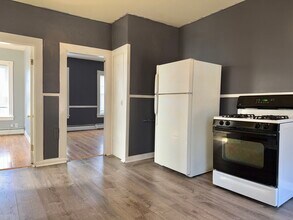 126 Orchard St, Unit 2 in Woonsocket, RI - Foto de edificio - Building Photo