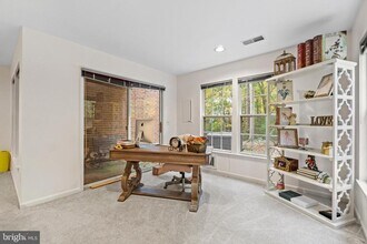 1468 Park Garden Ln in Reston, VA - Foto de edificio - Building Photo