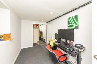2833 N Albany Ave, Unit G in Chicago, IL - Building Photo - Building Photo