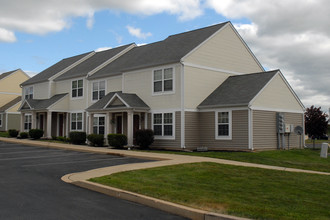 Village Court in Dover, PA - Foto de edificio - Building Photo