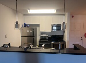 6400 Christie Ave, Unit 4422 in Emeryville, CA - Building Photo - Building Photo