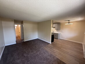Pomerado Gardens Apartments in Poway, CA - Foto de edificio - Building Photo
