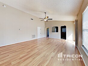 4303 Hanging Moss Dr in Orange Park, FL - Foto de edificio - Building Photo