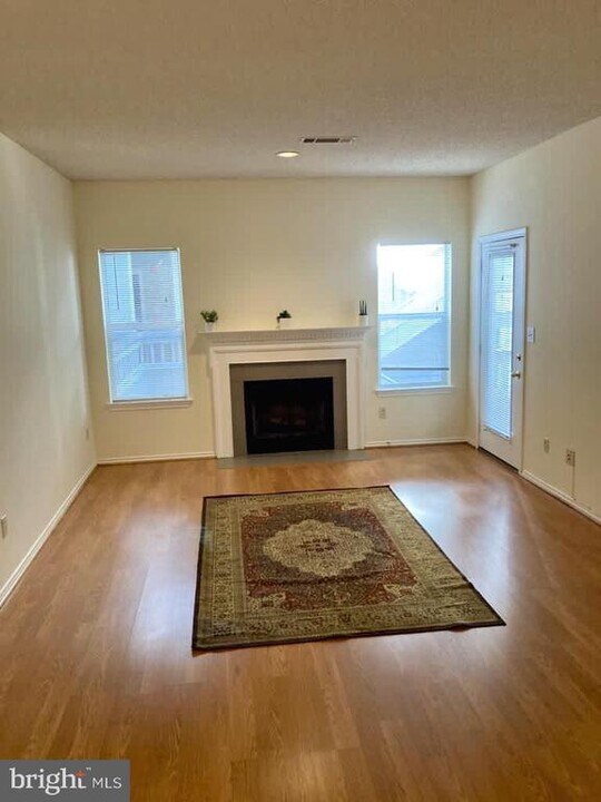 13085 Autumn Woods Way in Fairfax, VA - Building Photo