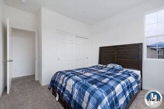 28468 Sunflower St in Highland, CA - Foto de edificio - Building Photo