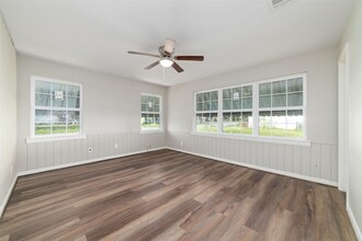 800 E Adoue Ave, Unit 1/2 in Baytown, TX - Foto de edificio - Building Photo
