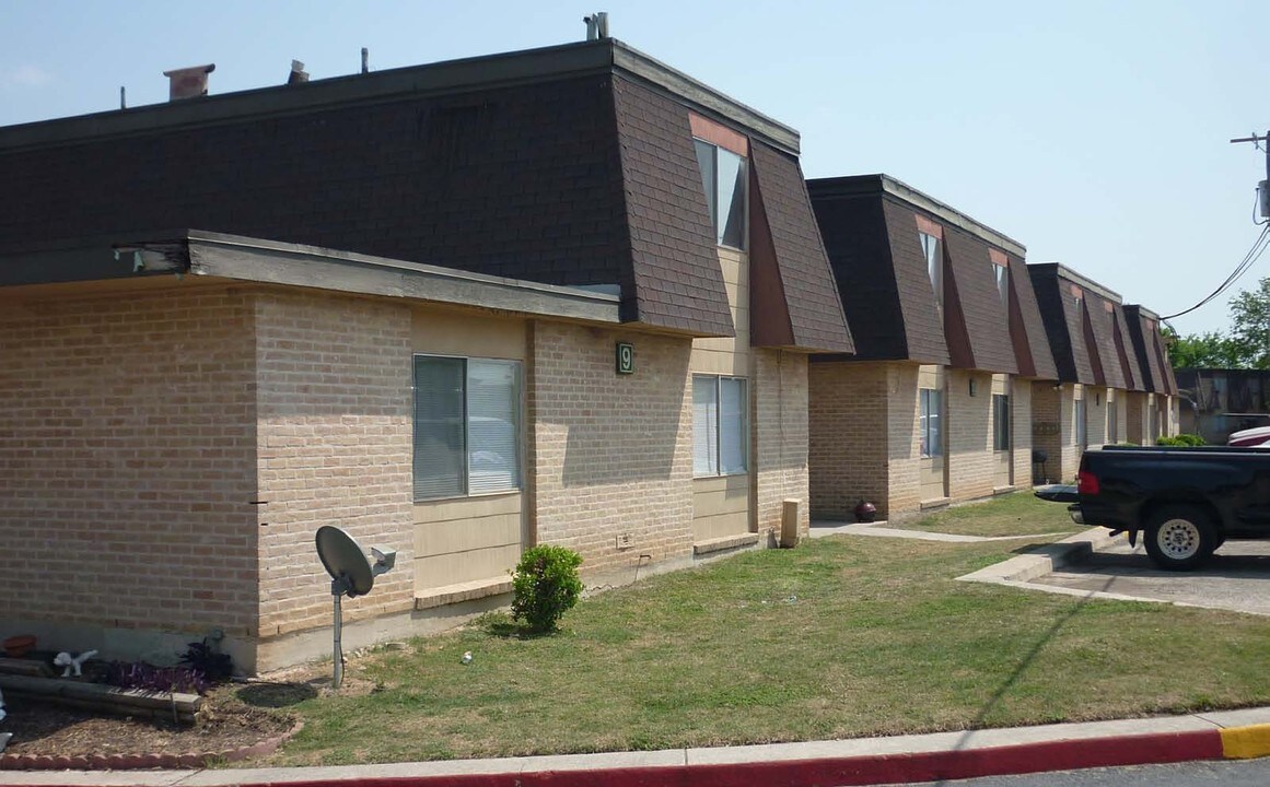 Arbour Oaks in Universal City, TX - Building Photo