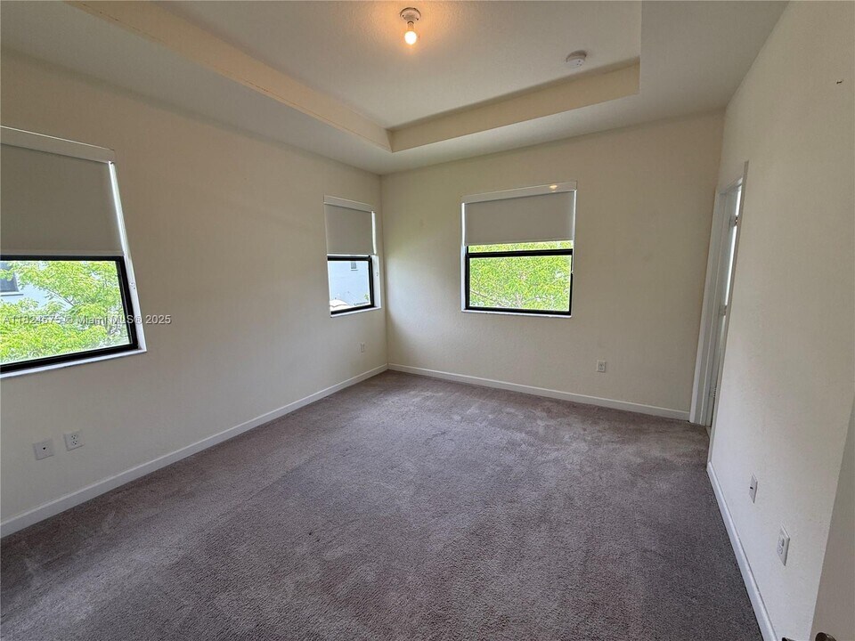 10623 West 33rd Ct in Hialeah, FL - Building Photo