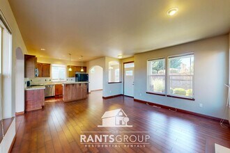 2411 43 Ave SE in Puyallup, WA - Foto de edificio - Building Photo