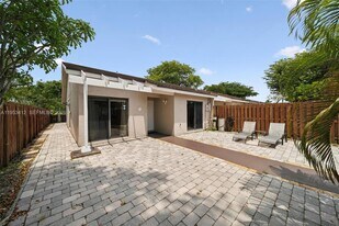 4949 E Lakes Dr in Pompano Beach, FL - Building Photo