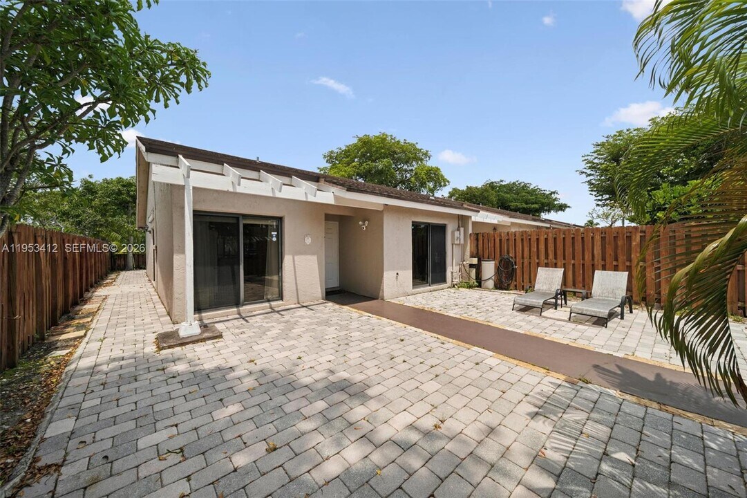 4949 E Lakes Dr in Pompano Beach, FL - Foto de edificio