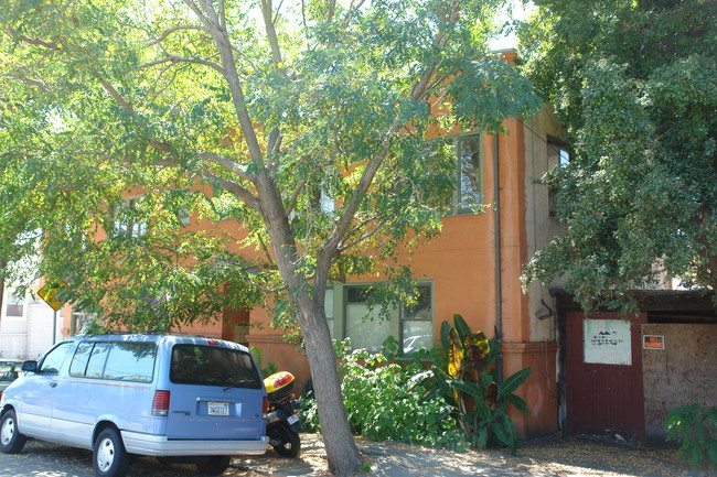 377 Clifton St in Oakland, CA - Building Photo - Building Photo