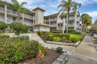 9630 Club S Cir in Sarasota, FL - Building Photo