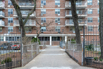 30 Montrose Ave in Brooklyn, NY - Foto de edificio - Building Photo